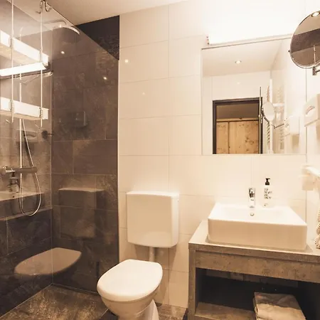 Johanna Mitten Im Oetztal Otel